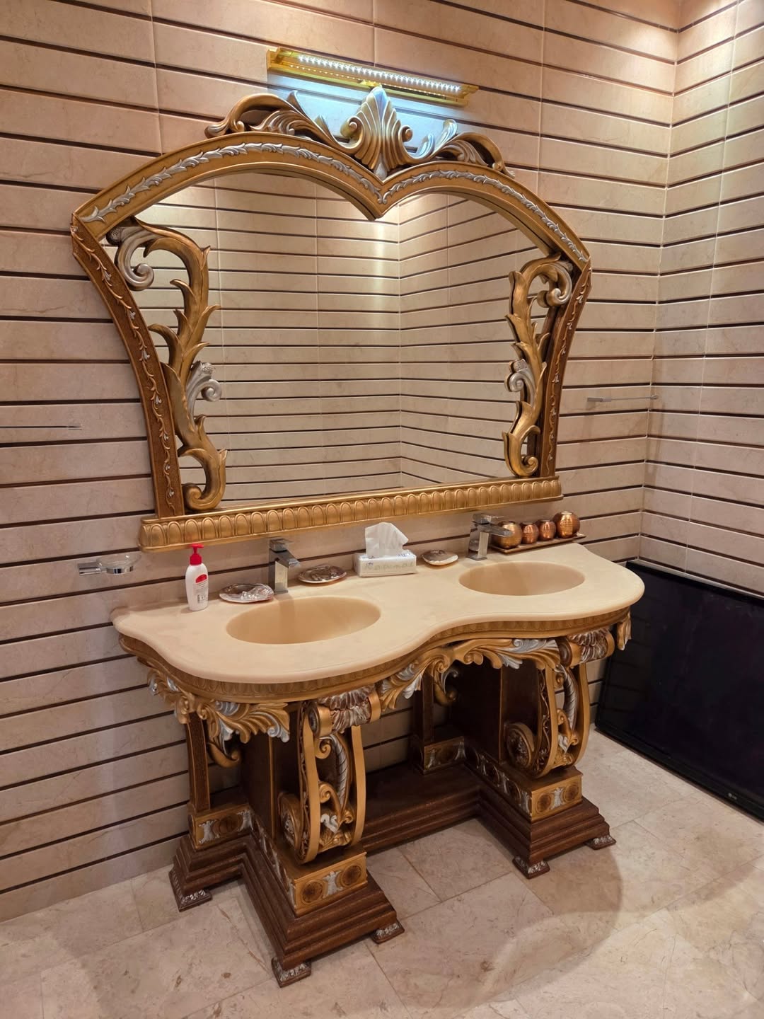 تسريحة مذهّبة فاخرة